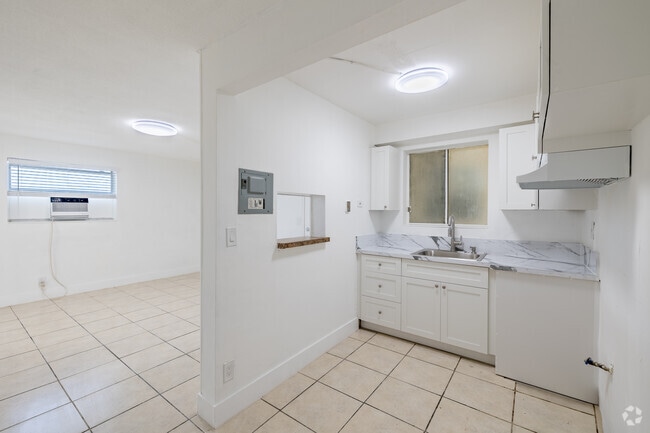 1BR, 1BA - 450SF - Kitchen - Turf Point Properties