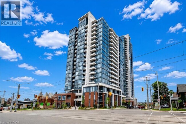 Building Photo - 15 Wellington St S