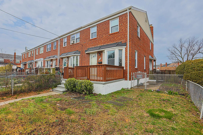 Building Photo - Updated 3 Bedroom 1 bath Townhome with shed!