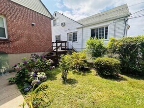 Building Photo - 25 Hillview Ave