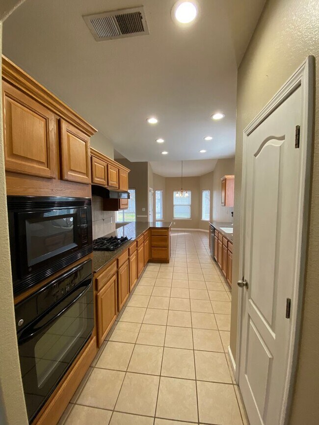 Building Photo - Spacious Tulare Home Available Now!