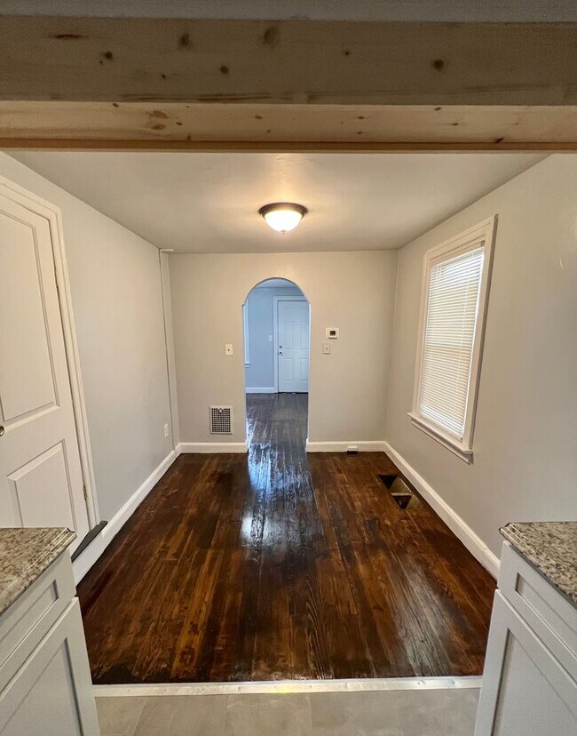 Foto del edificio - 1 Bedroom Home with Private Parking Available Now!