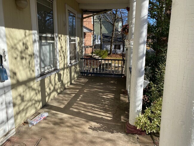 Front Porch - 235 Montgomery St