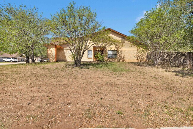 Foto del edificio - Stunning corner lot home offering convenie...