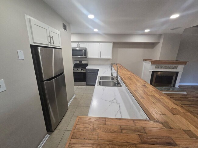 Foto del edificio - 1574 Three Lanterns Ln