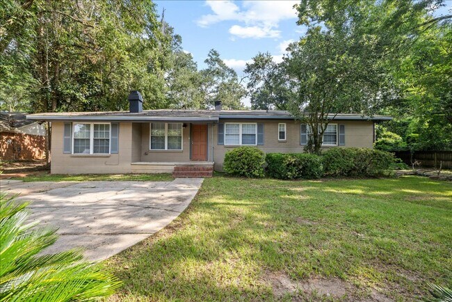 Building Photo - 1812 Honeysuckle Dr