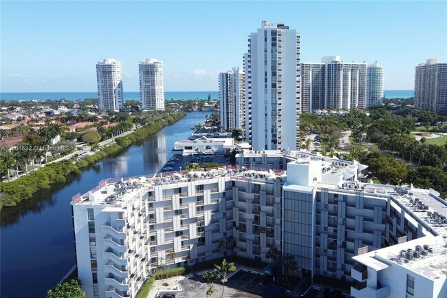 Foto del edificio - 3475 N Country Club Dr