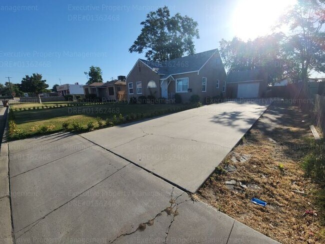 Building Photo - Charming 2 bedroom, 1 bathroom house near ...
