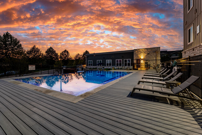 Building Photo - The Oaks at Ben White