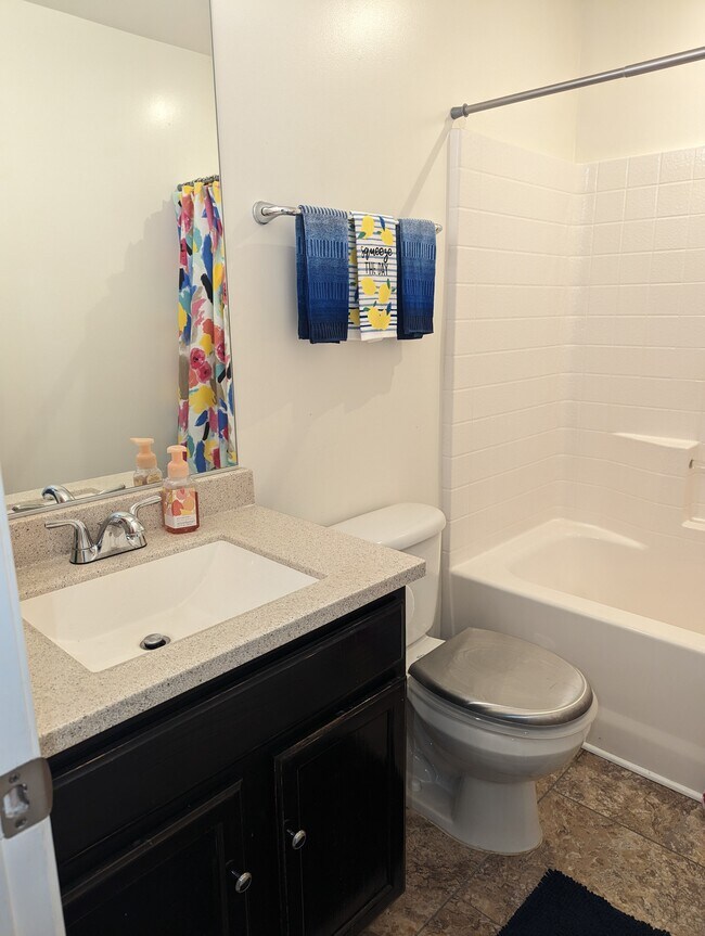 2nd Floor Bath - 2214 Gentry St