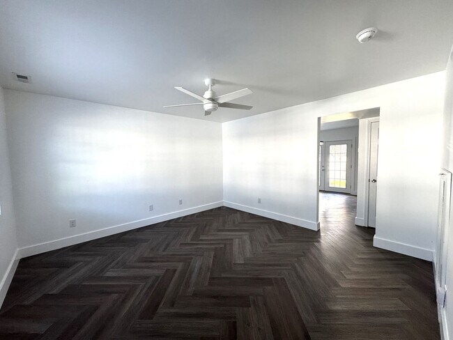 Foto del edificio - Completely Remodeled 2BR/1.5BA Townhome – City Convenience!