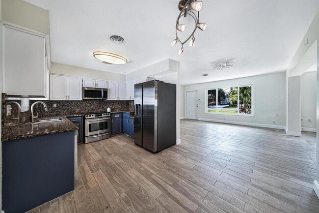 Building Photo - 2611 NE 16th St