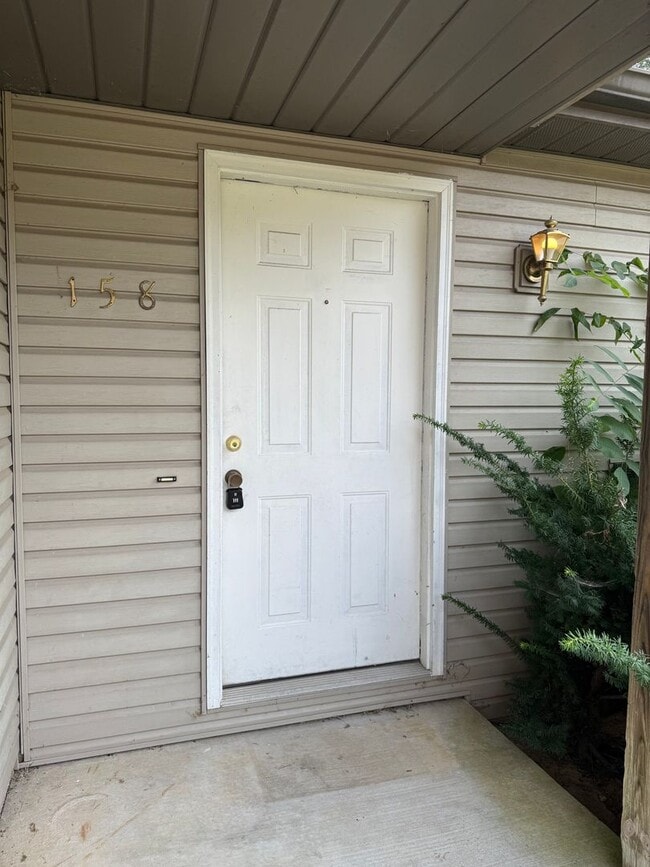 Building Photo - 3 bedroom, 2 bathroom duplex on Bloomingto...