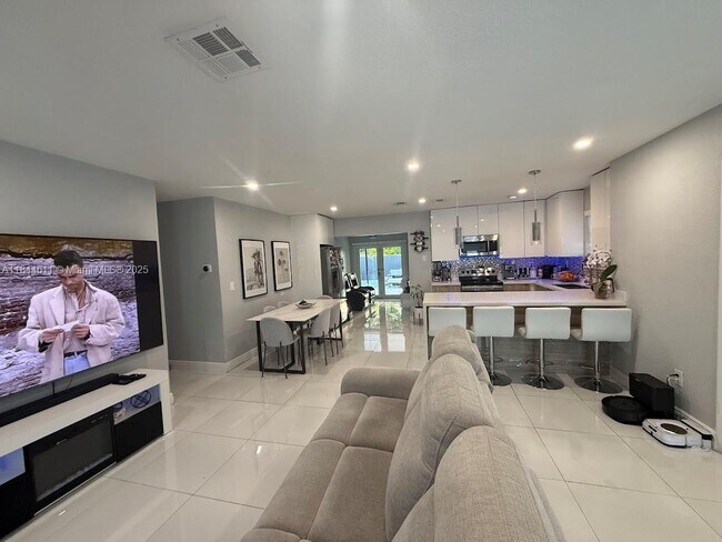 Building Photo - 2612 Acapulco Dr