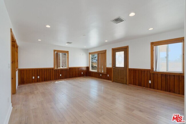 Foto del edificio - 42104 6th St E