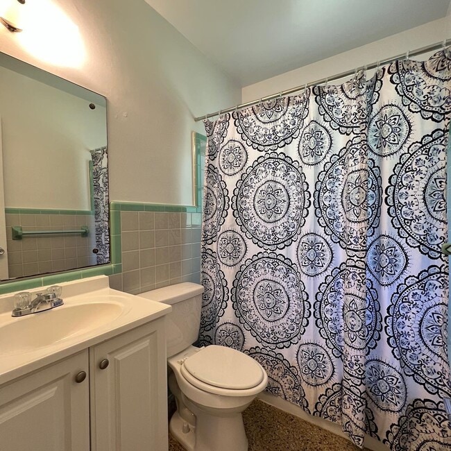 Foto del edificio - *Charming 2-Bedroom Bungalow with Fenced B...