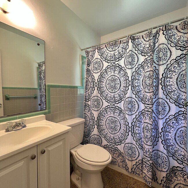 Foto del edificio - *Charming 2-Bedroom Bungalow with Fenced Backyard*