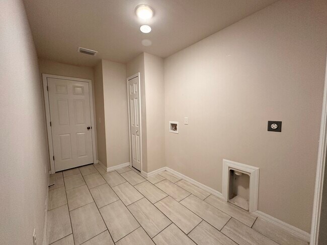 Building Photo - 1714 Four Mile Cove Pkwy