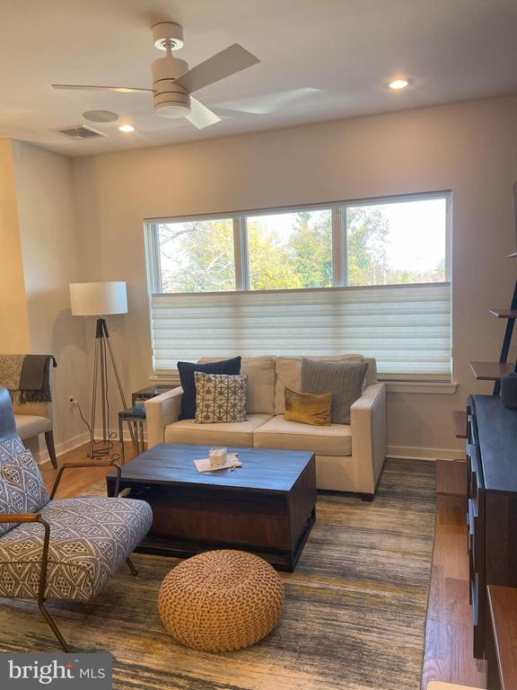 Foto del edificio - 7040 Pipers Glen Wy