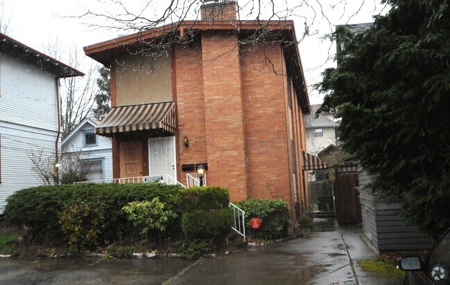 Building Photo - 120-126 10th Ave E