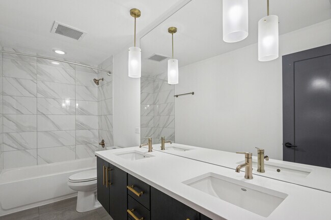 Foto del edificio - 1242 W Huron St