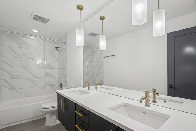 Building Photo - 1242 W Huron St