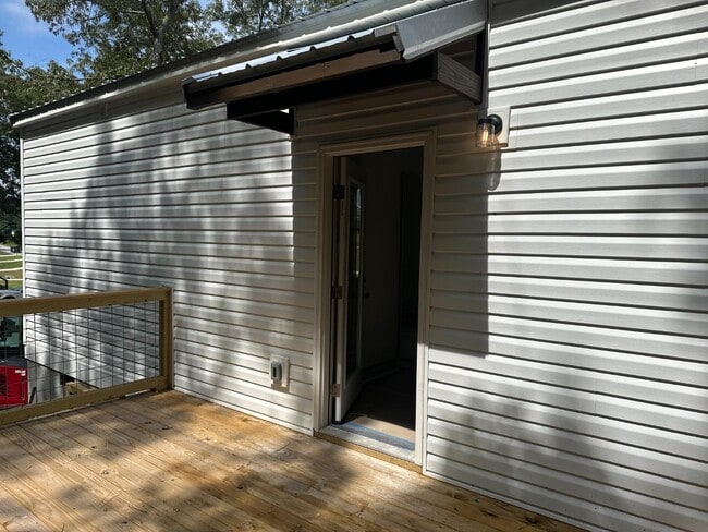 Foto del edificio - 1071 Long Hollow Rd