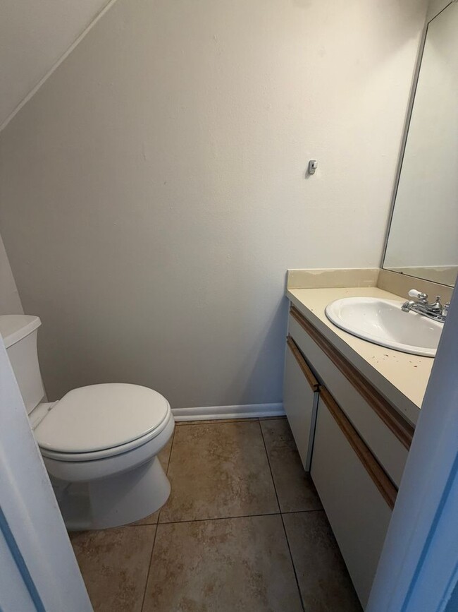 Building Photo - Townhouse in Countryside