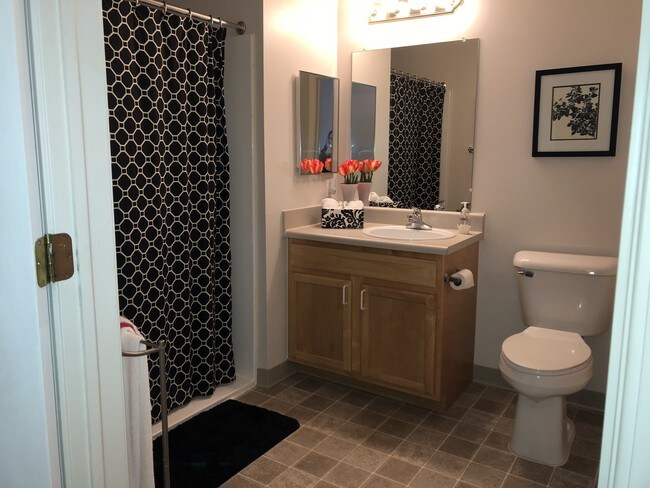 Baño en suite con ducha - The Village of Redford-Independent Living 55+