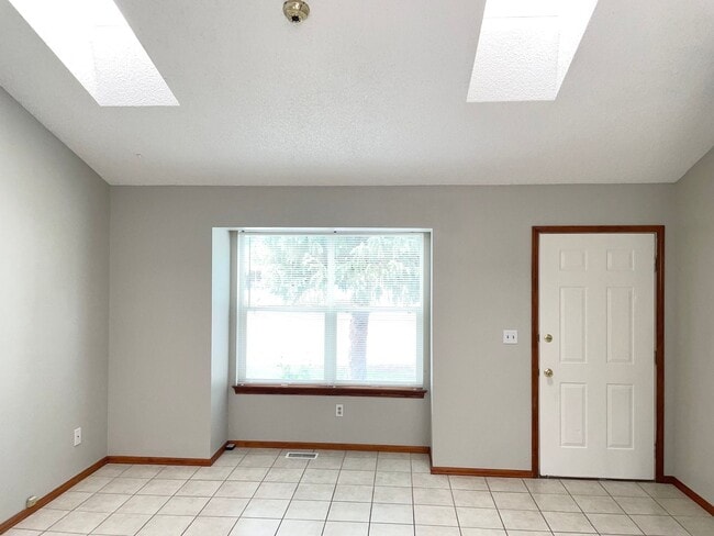 Building Photo - 3 Bedroom Single Family Home Nestled in Fo...