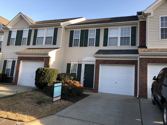 COMING SOON!! WEST NASHVILLE!!! 3/2.5 Townhouse - Clubhouse - Pool - Garage - Pets Okay - Patio - COMING SOON!! WEST NASHVILLE!!! 3/2.5 Townhouse - Clubhouse - Pool - Garage - Pets Okay - Patio