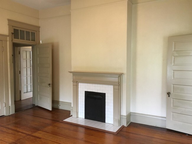 Building Photo - 126 E Hill St