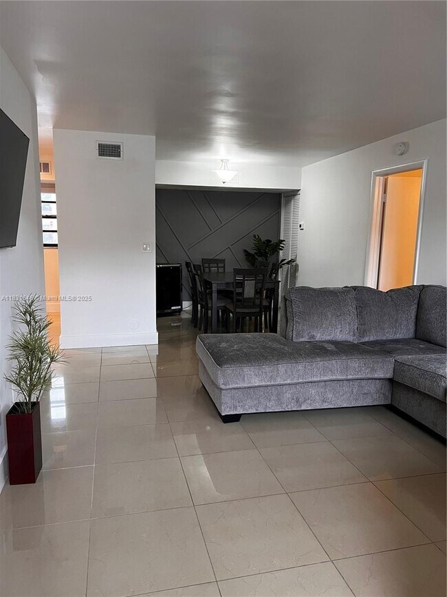 Foto del edificio - 18216 Mediterranean Blvd