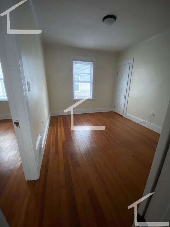 Building Photo - 9/1 Spacious 1BR with EIK, heat inc, eleva...
