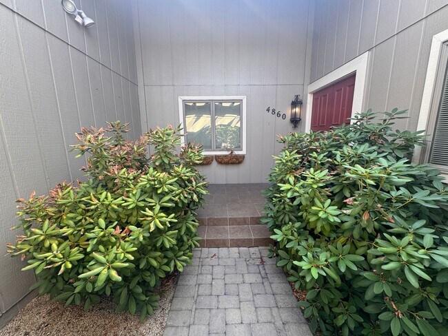 Foto del edificio - 4860 Lakeside Dr