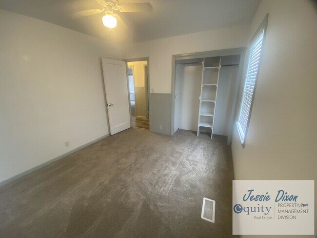 Building Photo - 219 Country Club Dr