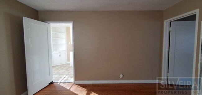 Building Photo - m-300