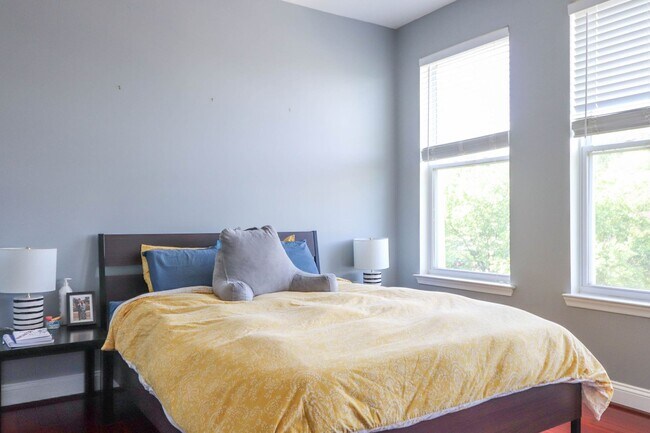 Building Photo - Two Level 2 Bed & 2 Bath Condo in the Marq...