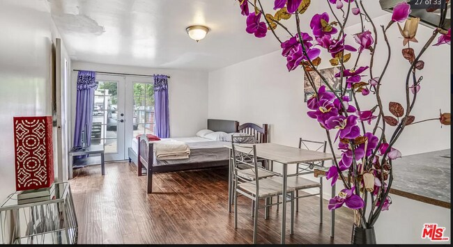studio unit - 5608 Fernwood Ave
