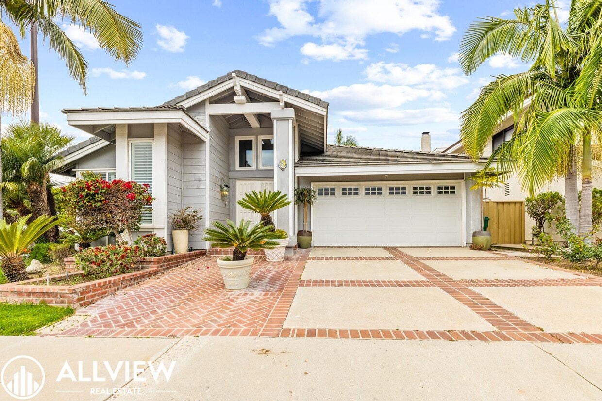 Elegant 3 Bed 2 Bath Home Available in the Heart of Woodbridge! - Elegant 3 Bed 2 Bath Home Available in the Heart of Woodbridge!