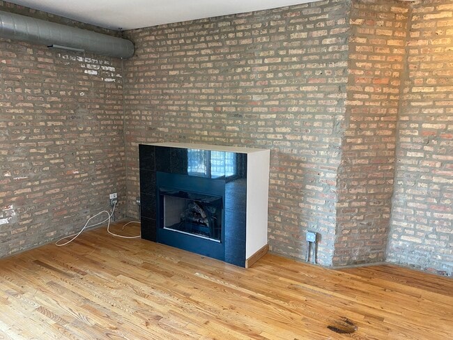 Building Photo - 1223 W Greenleaf Ave