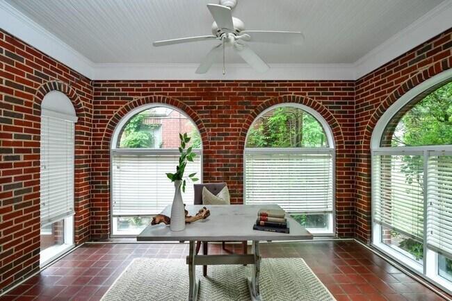 Awesome sitting room or office or studio - 866 Moreland Ave SE