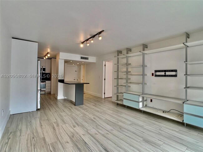 Building Photo - 9360 Fontainebleau Blvd