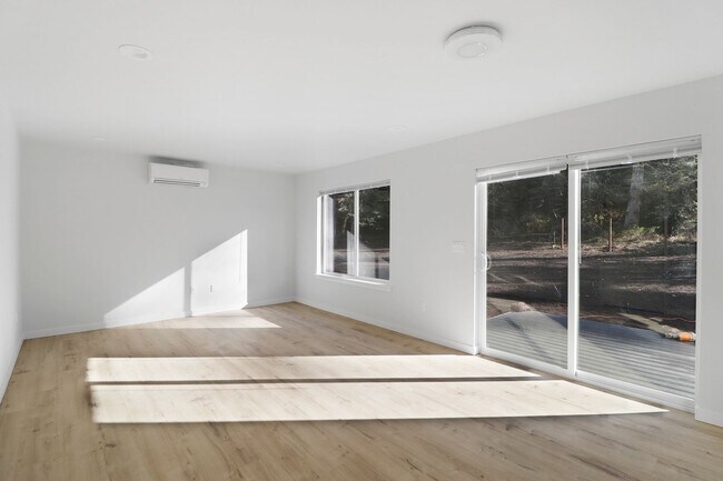 Building Photo - 1299 Russell Dr