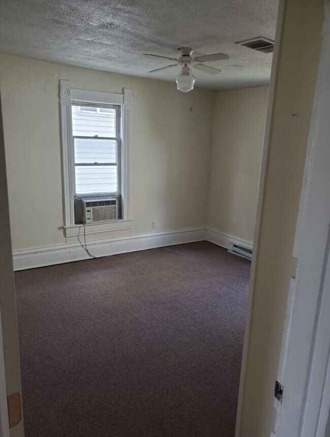 Building Photo - 405 Forest Ave