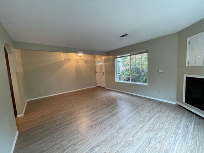 Building Photo - Wonderful Dunthorpe Carriage House with ac...