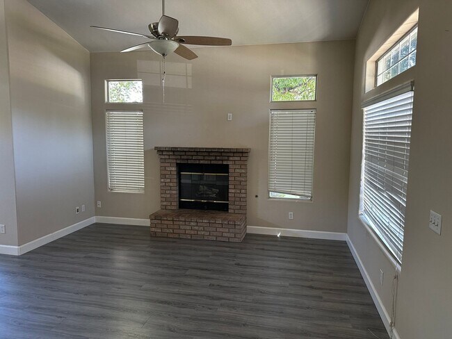 Foto del edificio - 3 Bedroom and office Single Family Home in...