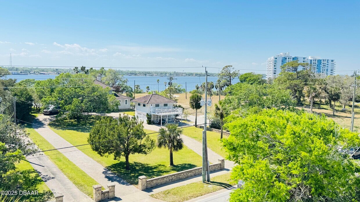 Foto principal - 732 N Halifax Ave