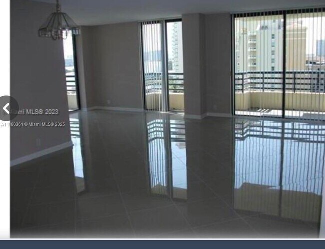 Foto del edificio - 3300 NE 191st St