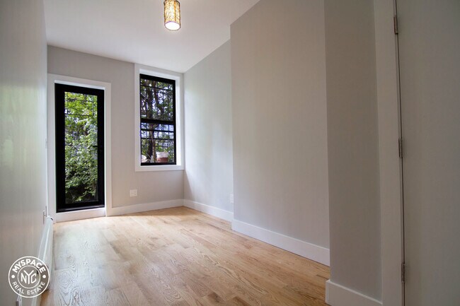 Foto del edificio - 1042 Putnam Ave